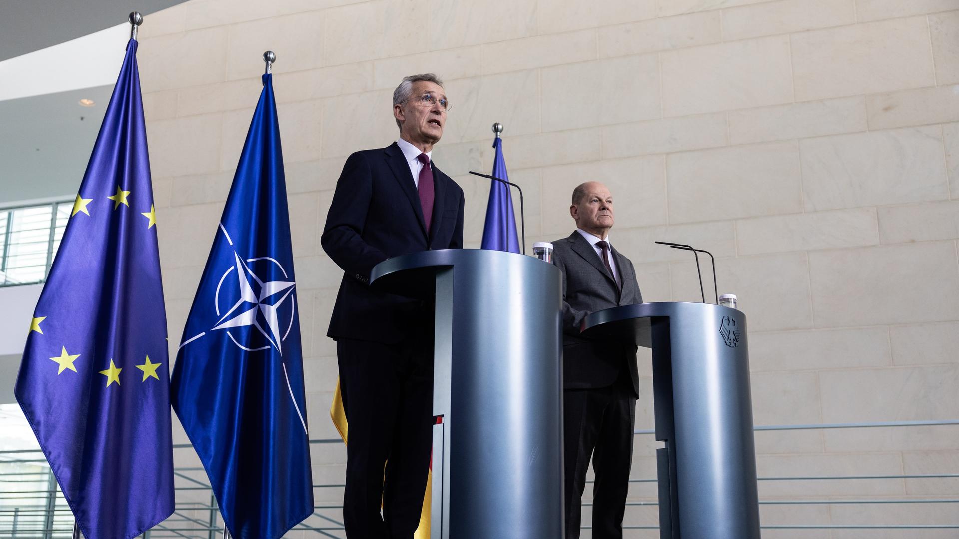 Jens Stoltenberg (links), Generalsekretär der NATO, und Bundeskanzler Olaf Scholz stehen bei einer Pressekonferenz vor Flaggen der EU und der NATO im Kanzleramt.