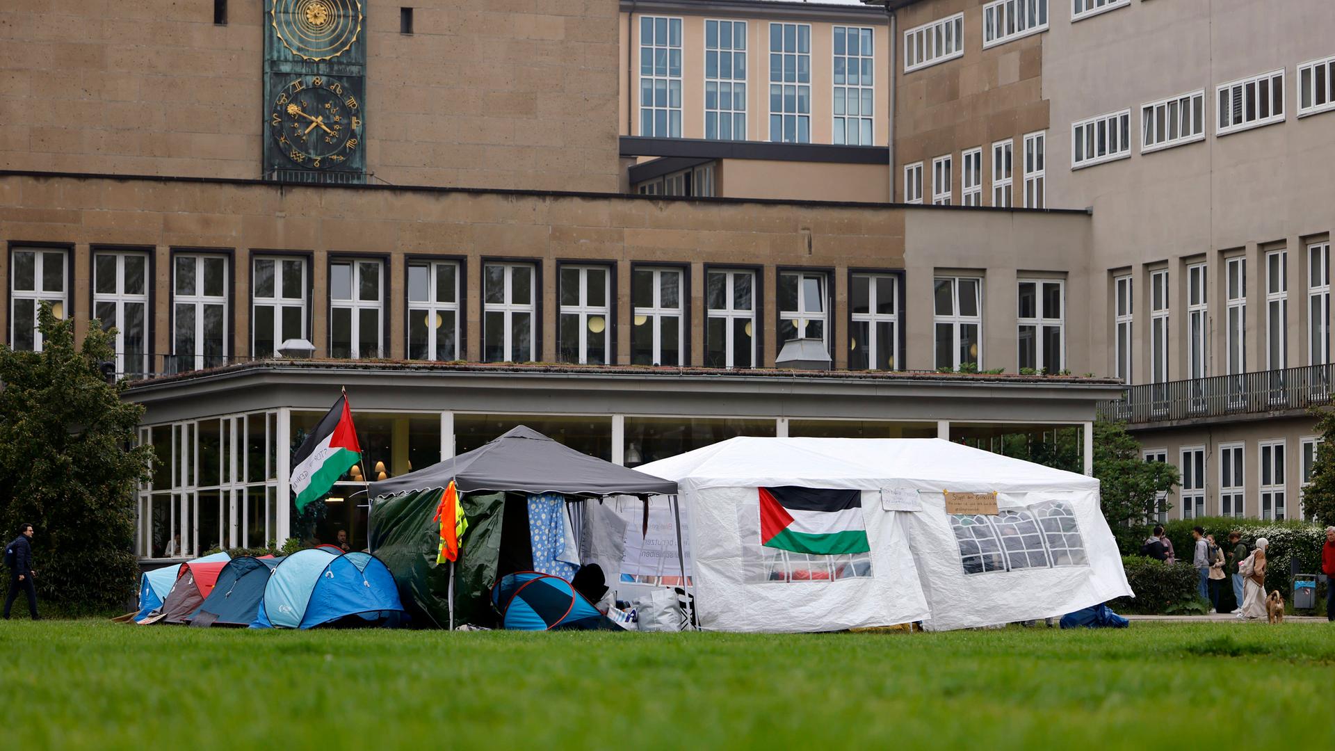 Pro-Palästina Protestcamp mit Zelten und palästinensischer Fahne auf den Wiesen vor dem Hauptgebäude der Universität Köln. Köln, 08.05.2024.