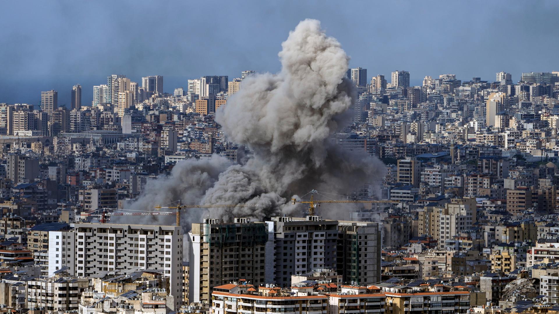 Nach einem israelischen Luftangriff auf Dahieh, einem südlichen Vorort von Beirut, Libanon, steigt Rauch auf. Im Hintergrund sind zahlreiche Hochhäuser zu sehen.