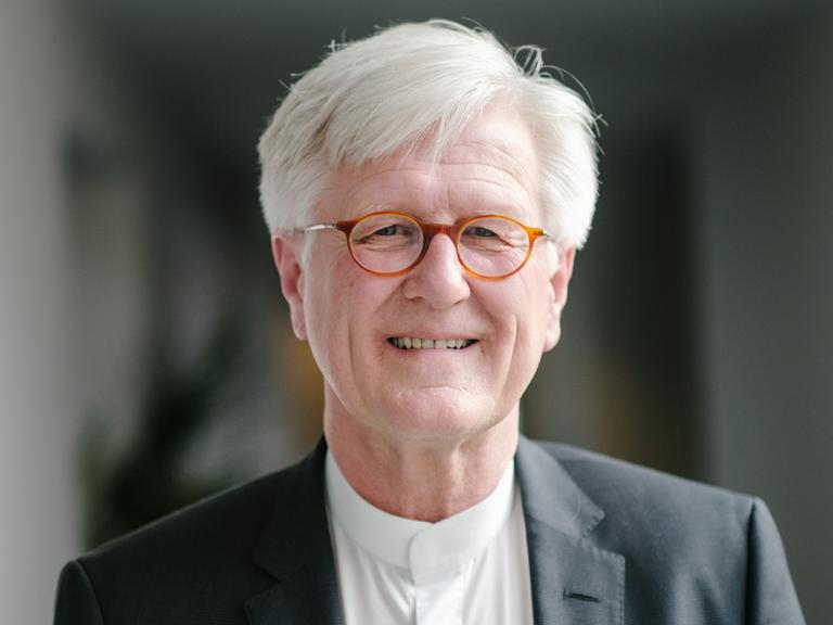 Heinrich Bedford-Strohm, Landesbischof der Evangelisch-Lutherischen Kirche in Bayern und Vorsitzender des Rates der EKD steht im Foyer der Evangelischen Kirche Deutschlands (EKD).