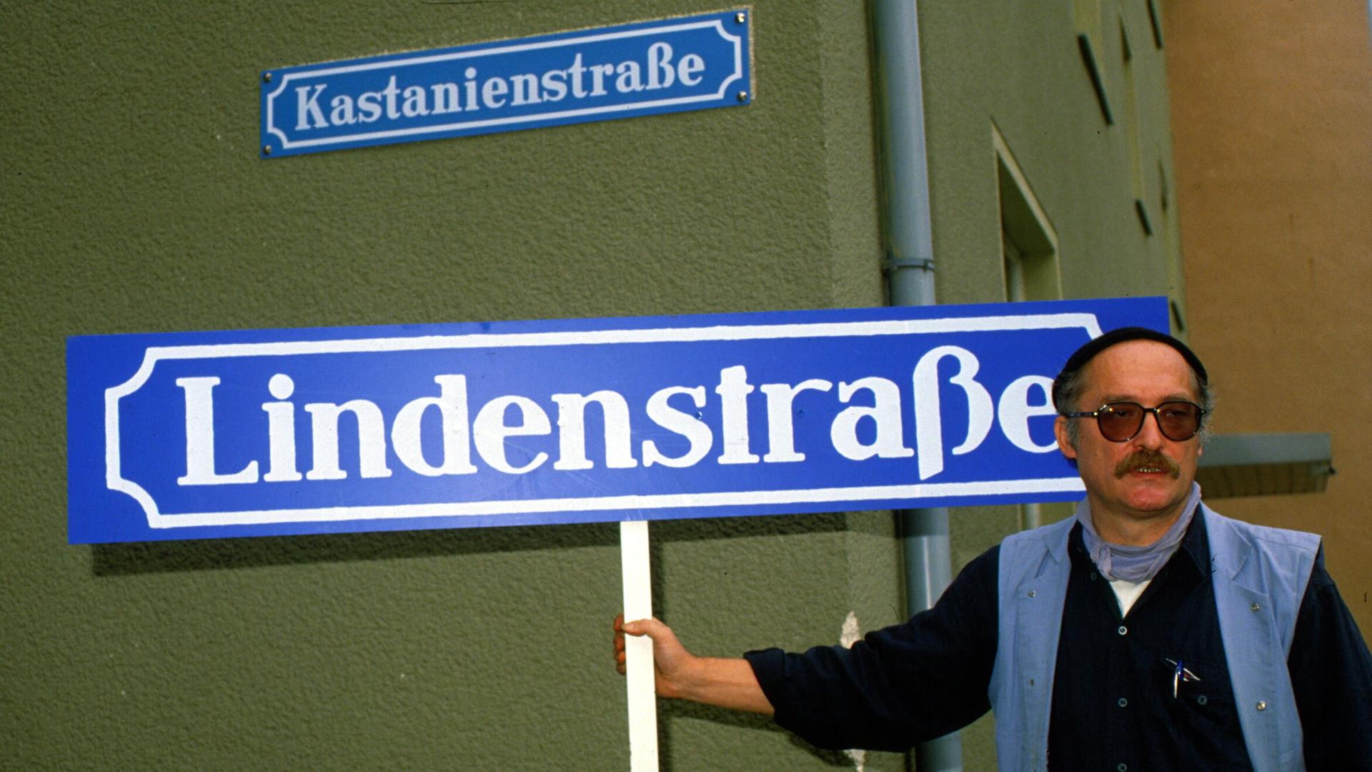 Hans W. Geißendörfer, der "Vater" der TV-Serie "Lindenstraße" mit dem berümtesten Straßenschild im deutschen Fernsehen, 1998. 