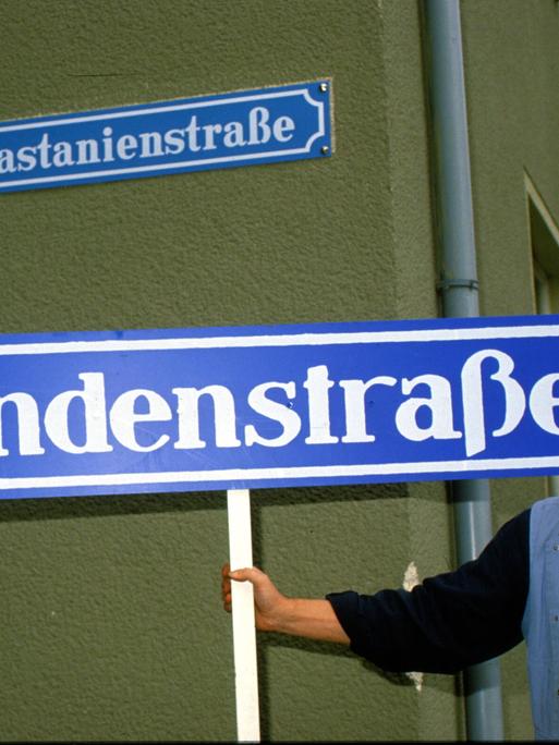 Hans W. Geißendörfer, der "Vater" der TV-Serie "Lindenstraße" mit dem berümtesten Straßenschild im deutschen Fernsehen, 1998. 