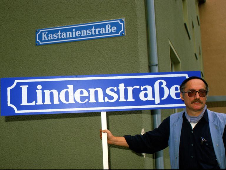 Hans W. Geißendörfer, der "Vater" der TV-Serie "Lindenstraße" mit dem berümtesten Straßenschild im deutschen Fernsehen, 1998. 