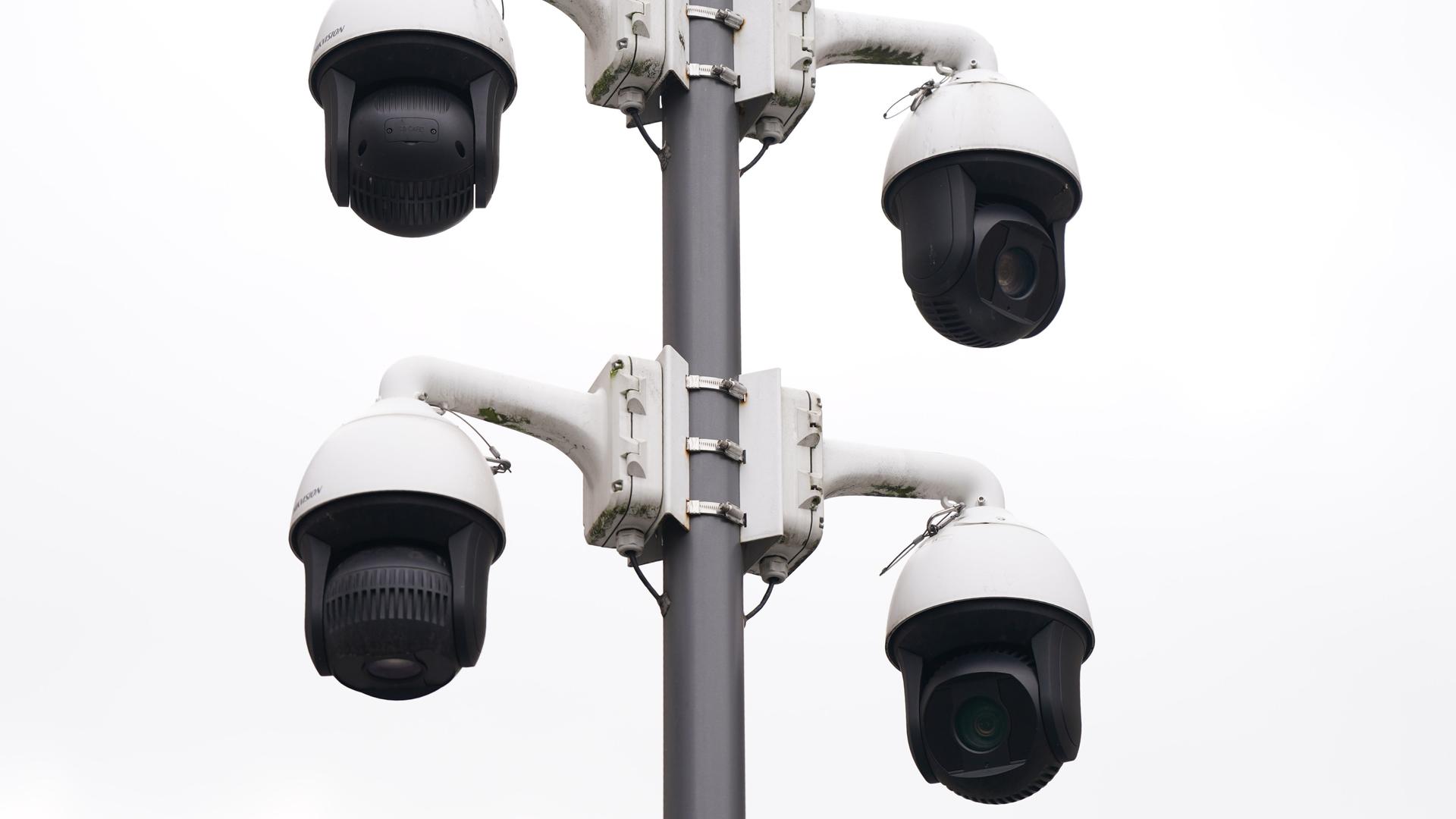 Mehrere Videoüberwachungskameras sind an einem Mast installiert. 