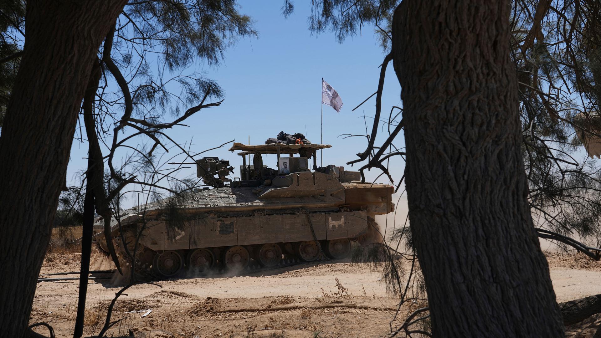 Israelische Soldaten bewegen sich auf gepanzerten Mannschaftstransportern (APC) in der Nähe der Grenze zwischen Israel und Gaza im Süden Israels. Israelische Soldaten bewegen sich auf gepanzerten Mannschaftstransportern (APC) in der Nähe der Grenze zwischen Israel und Gaza im Süden Israels.
