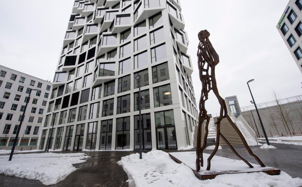 Die Plastik "Schreitende" des Chemnitzers Michael Morgner ist mehr als fünf Meter hoch und fast zehn Tonnen schwer. Sie steht am Fuße zweier neuer Wohntürme im Neubauareal "Am Hirschgarten".