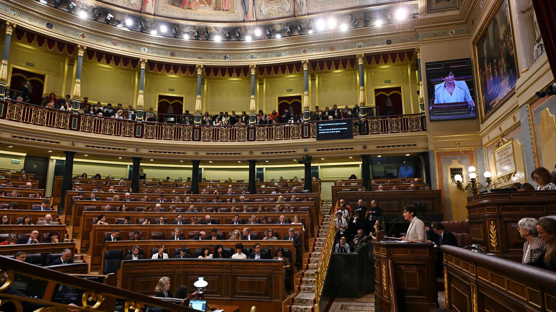 Die Ministerin für Wohnen Isabel Rodriguez hält eine Rede im spanischen Parlament. Die Ministerin für Wohnen Isabel Rodriguez hält eine Rede im spanischen Parlament.