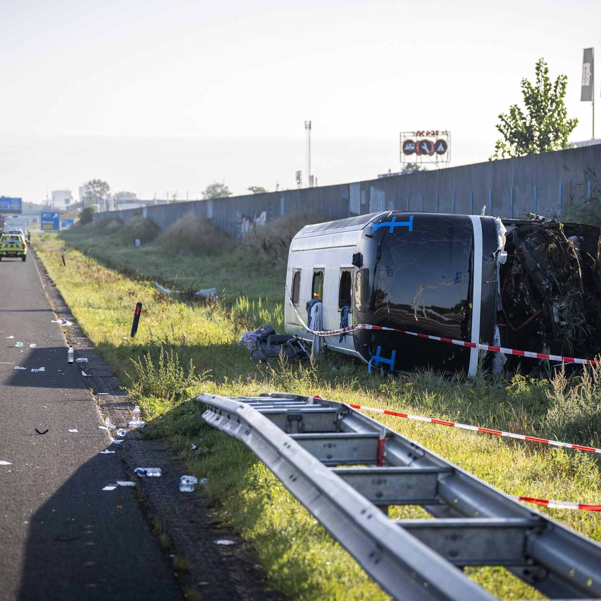 Niederlande, Wezep: Rettungskräfte sind auf der Autobahn 28 im Einsatz, ein Bus ist auf die Seite gekippt, Wrackteile liegen auf dem Asphalt verteilt. 