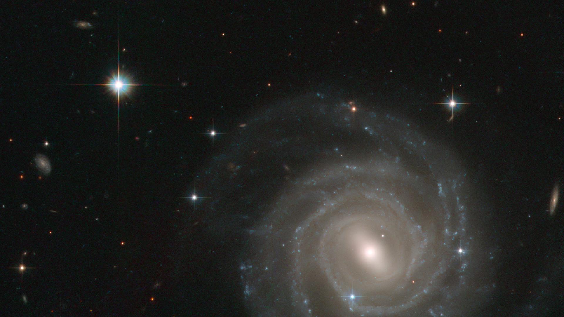 Ein Balken in der Mitte, an den sich einige Spiralarme anschließen: Vermutlich ähnelt unsere Heimatgalaxie, die Milchstraße diesem Objekt – aufgenommen vom Hubble-Weltraumteleskop. 