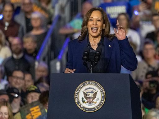 US-Vizepräsidentin und demokratische Präsidentschaftskandidatin Kamala Harris spricht während einer Wahlkampfveranstaltung im Resch Expo Center in Green Bay, Wisconsin, 17. Oktober 2024.