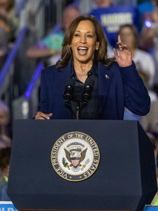 US-Vizepräsidentin und demokratische Präsidentschaftskandidatin Kamala Harris spricht während einer Wahlkampfveranstaltung im Resch Expo Center in Green Bay, Wisconsin, 17. Oktober 2024.