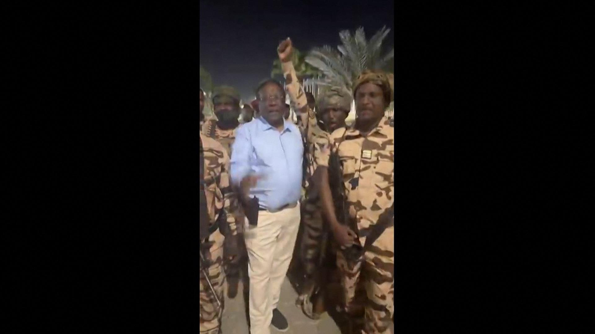 Das Video zeigt den Außenminister des Tschad, Koulamallah, nach dem Angriff auf den Präsidentenpalast. Er ist umringt von Soldaten.