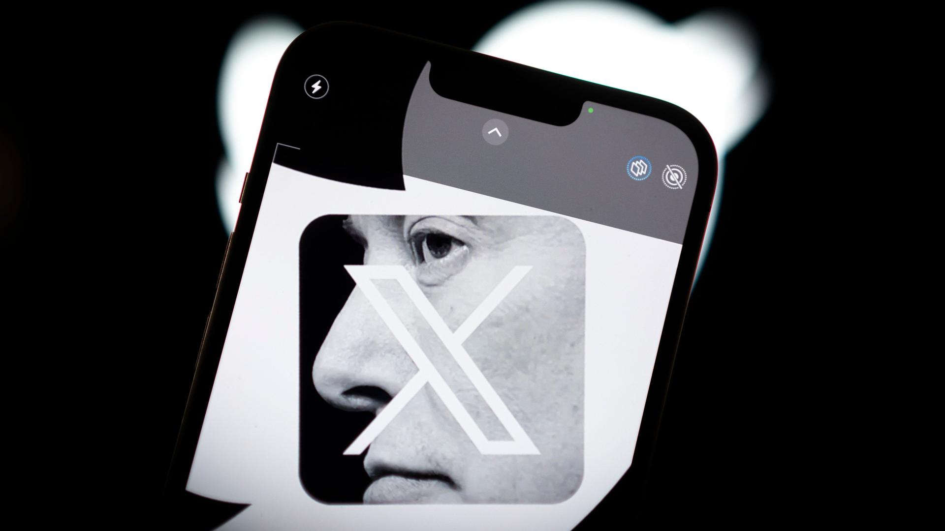 Schwarzweiße Fotocollage des Logos der X-App auf einem Smartphone, das mit einem Foto von Elon Musk im Profil unterlegt ist.