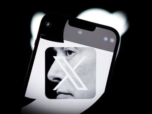 Schwarzweiße Fotocollage des Logos der X-App auf einem Smartphone, das mit einem Foto von Elon Musk im Profil unterlegt ist.