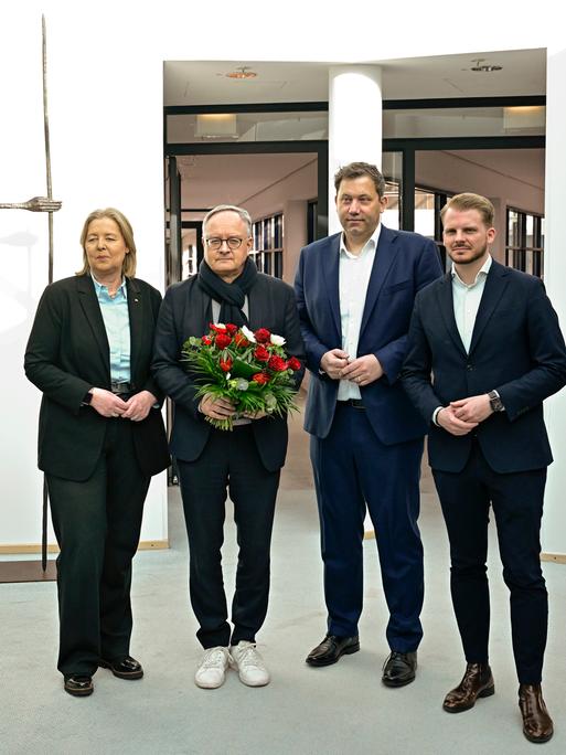 SPD-Vorsitzende Bärbel Bas (v.l.n.r.), Spitzenkandidat der baden-württembergischen Landtagswahl Andreas Stoch, SPD-Vorsitzender Lars Klingbeil und SPD-Generalsekretär Tim Klüssendorf posieren nach der Landtagswahl in Baden-Württemberg in Berlin.