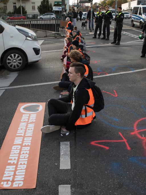 Klimaaktivist*innen blockieren eine Autobahnausfahrt in Berlin. 