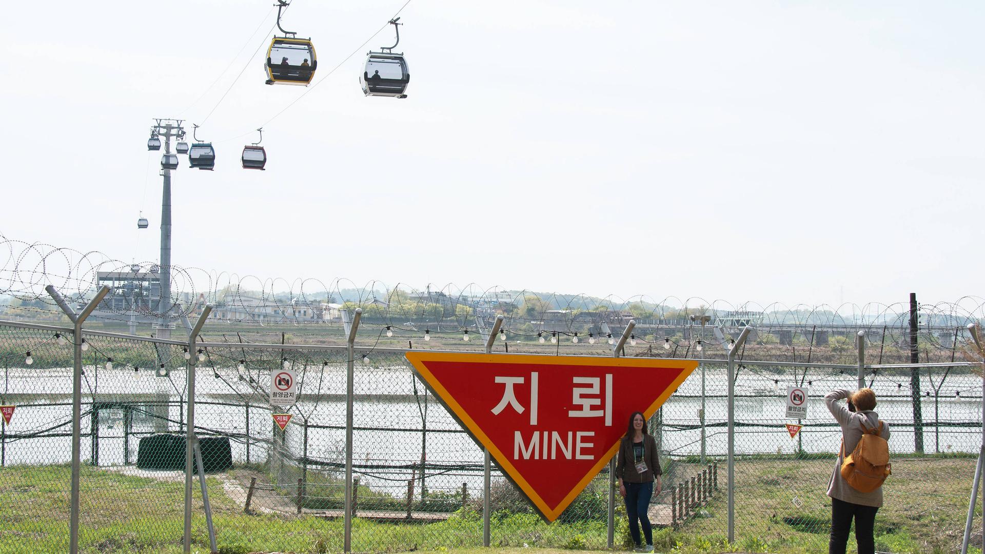 Ein Tourist macht Fotos am Imjingak Pavilion in der Nähe der entmilitarisierten Zone in Paju, Süd Korea  