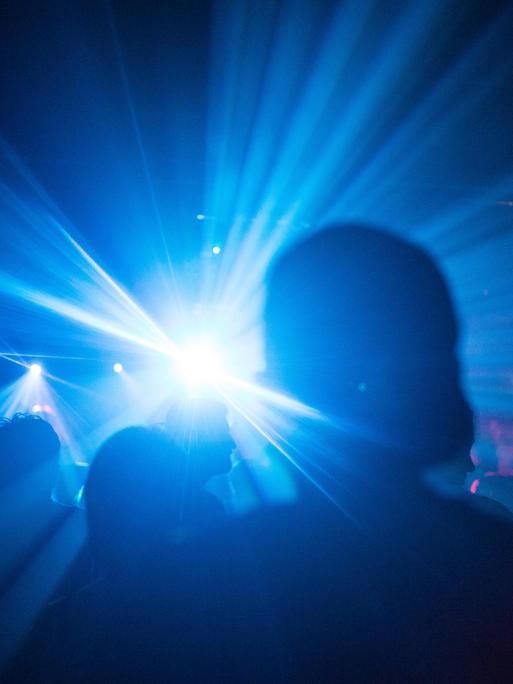 Menschen feiern auf dem RAW-Gelände in Berlin im Club Cassiopeia