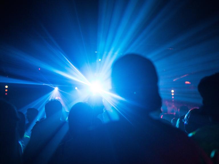 Menschen feiern auf dem RAW-Gelände in Berlin im Club Cassiopeia
