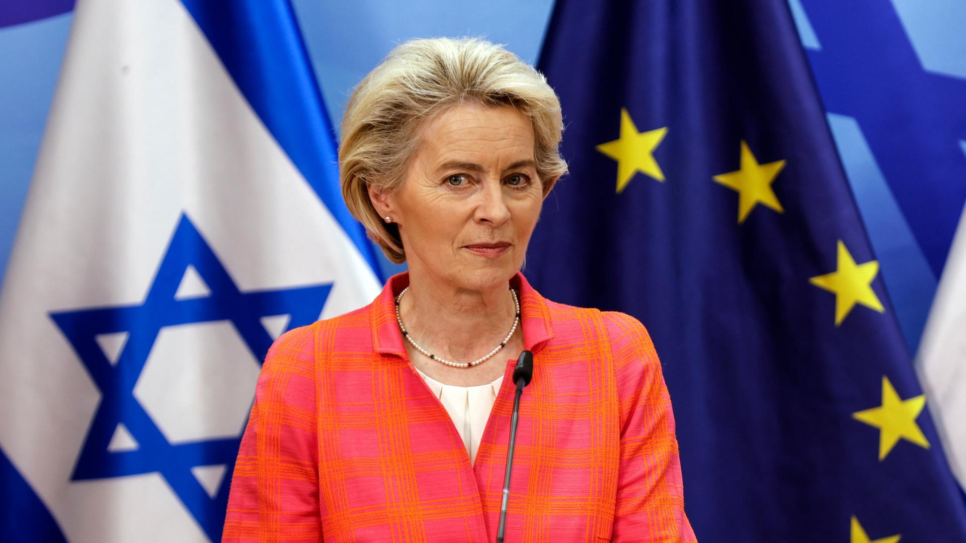 Ursula von der Leyen mit Israel- und EU-Flaggen
