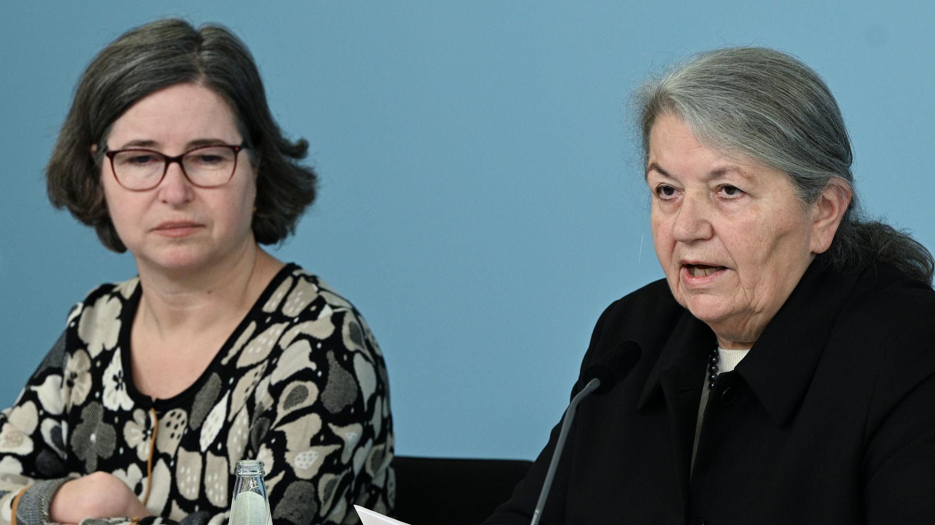 Julia Gebrande und Edith Glaser stellen die Studie "Sexualisierte Gewalt und Schule" auf einer Pressekonferenz vor. 