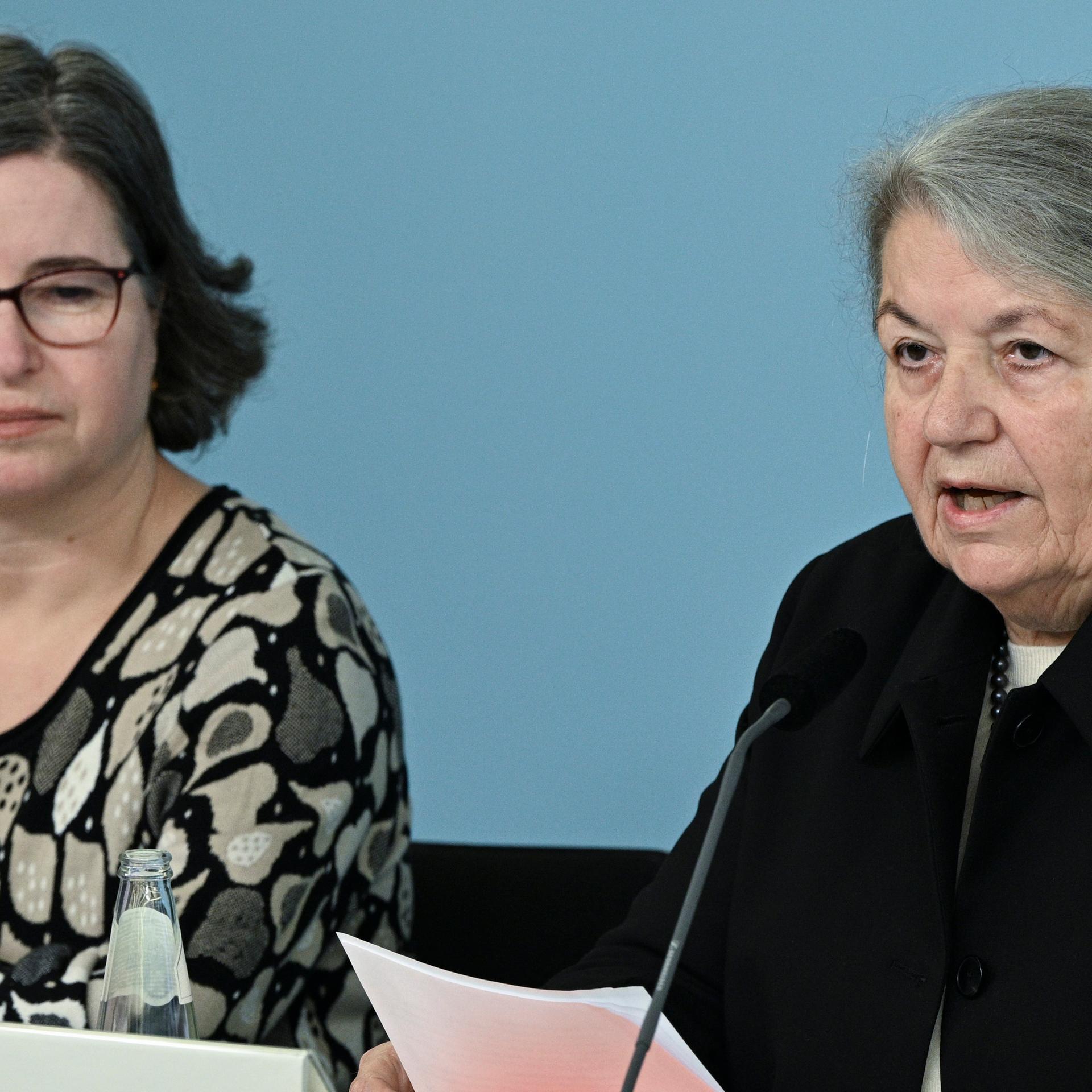 Julia Gebrande (l), Vorsitzende der Unabhängigen Kommission zur Aufarbeitung sexuellen Kindesmissbrauchs, und Edith Glaser, Autorin der Studie, stellen die Studie "Sexualisierte Gewalt und Schule" auf einer Pressekonferenz vor. 
