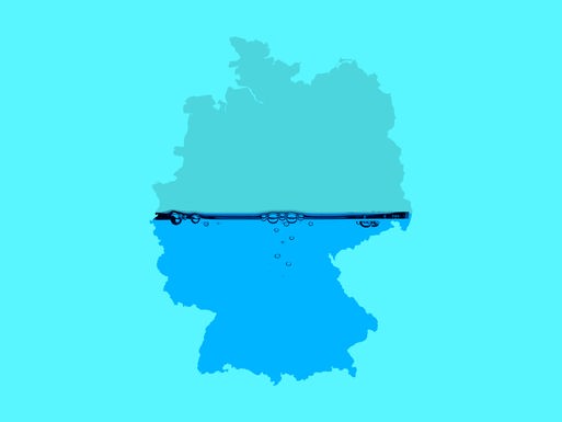 Umriss von Deutschland, der wie ein Glas zu einem Teil mit Wasser gefüllt ist.