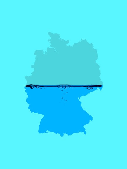 Umriss von Deutschland, der wie ein Glas zu einem Teil mit Wasser gefüllt ist.