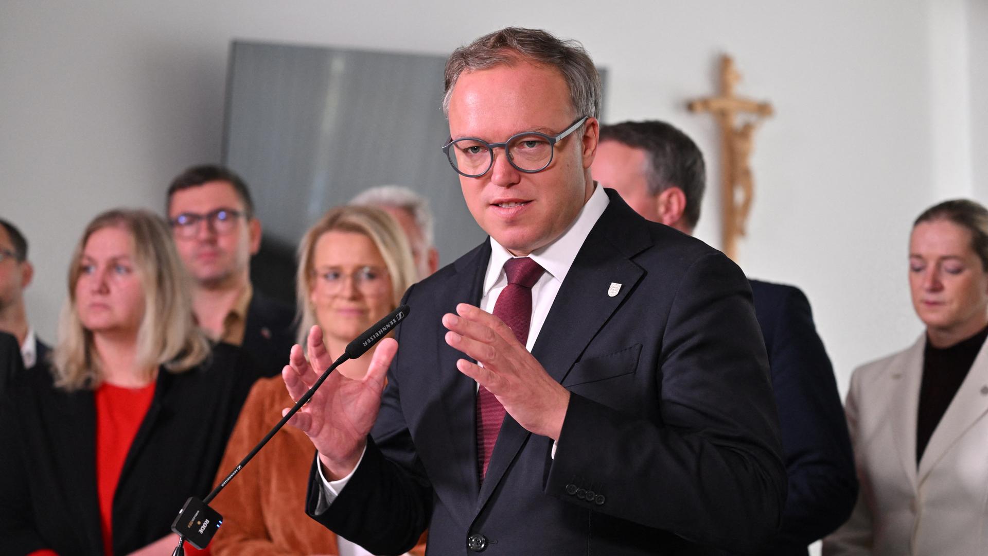 Thüringen, Erfurt: Mario Voigt (CDU), Ministerpräsident von Thüringen, spricht zu Journalisten im Thüringer Landtag.