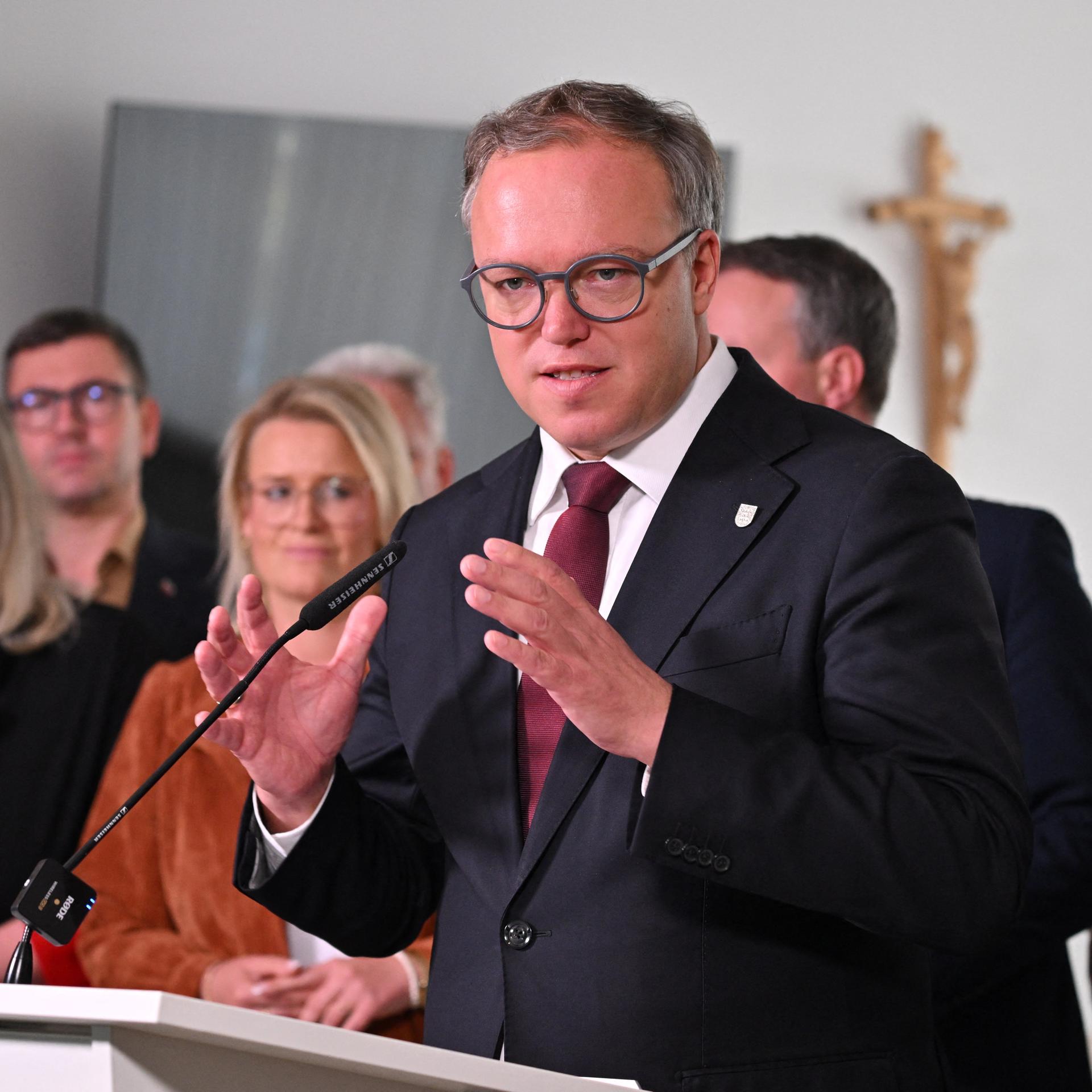Thüringen, Erfurt: Mario Voigt (CDU), Ministerpräsident von Thüringen, spricht zu Journalisten im Thüringer Landtag. 