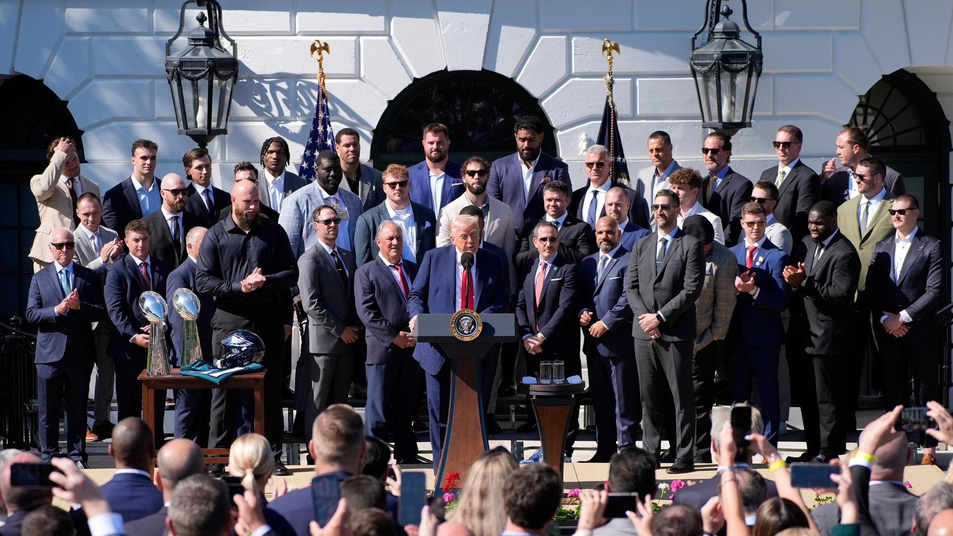 US-Präsident Trump begrüßt die NFL-Mannschaft Philadelphia Eagles nach ihrem Sieg im Super Bowl vor dem Weißen Haus in Washington. US-Präsident Trump begrüßt die NFL-Mannschaft Philadelphia Eagles nach ihrem Sieg im Super Bowl vor dem Weißen Haus in Washington.