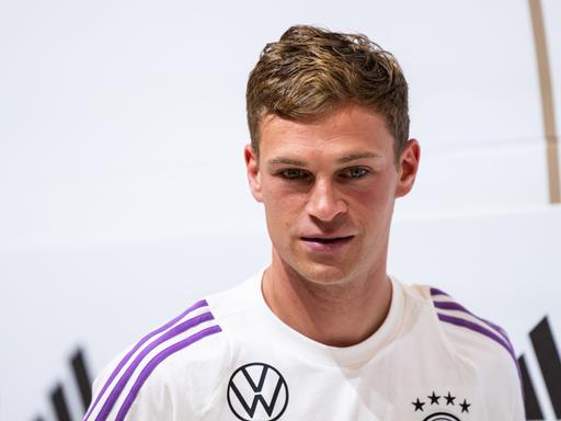 Der deutsche Nationalspieler Joshua Kimmich bei einer Pressekonferenz des DFB