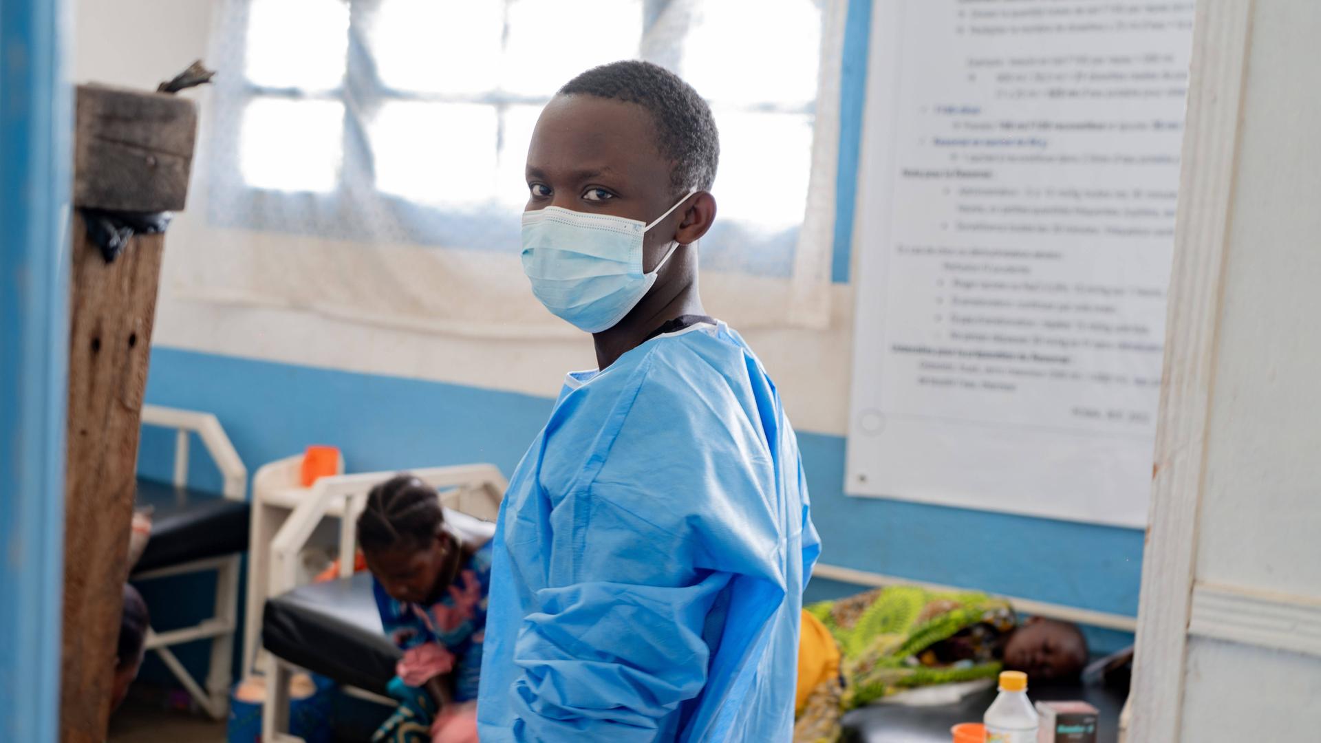 Das Foto zeigt einen Pfleger und Patienten, die an Ebola erkrankt sind, in einem Krankenhaus 