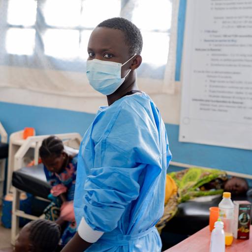 Das Foto zeigt einen Pfleger und Patienten, die an Ebola erkrankt sind, in einem Krankenhaus 