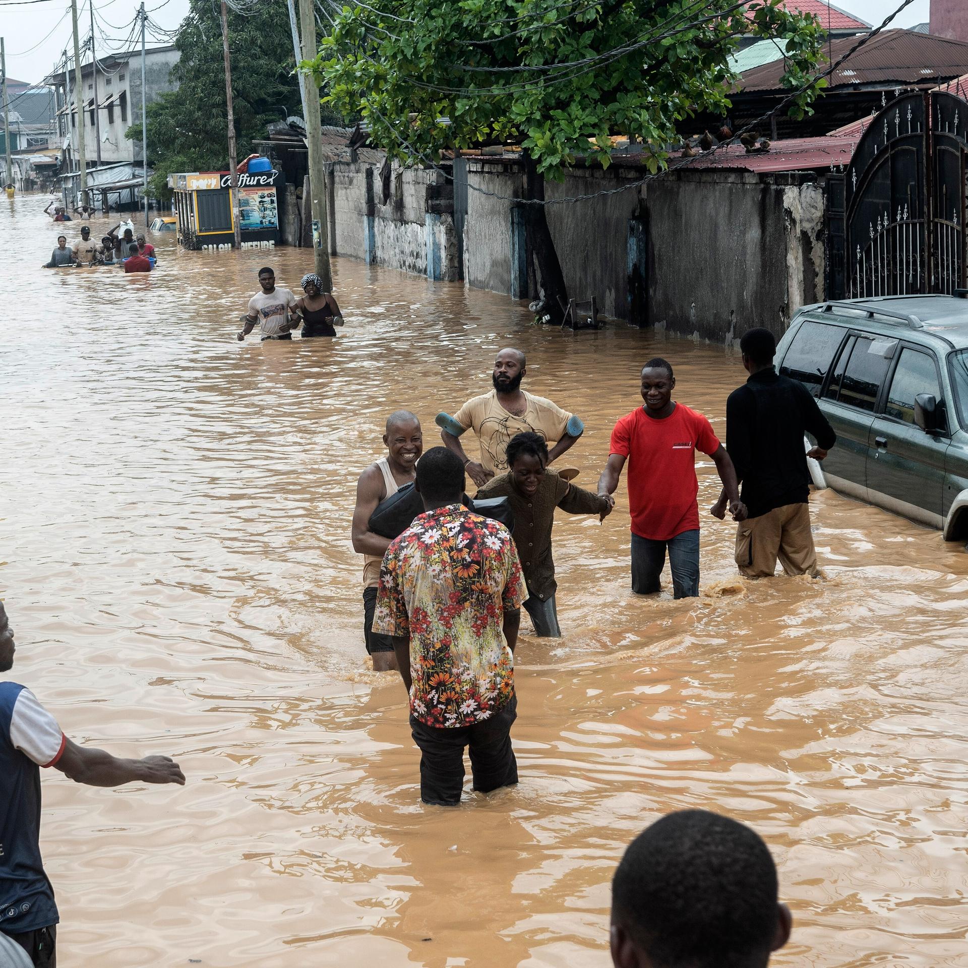 Menschen laufen durch die überfluteteten Straßen von Kinshasa, DR Kongo, am 6. April 2025.
