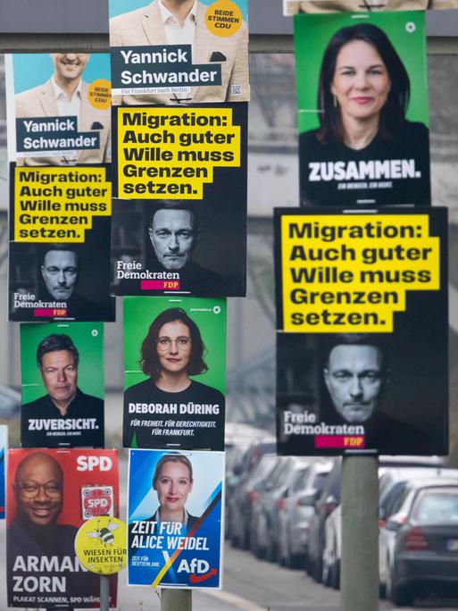 Wahlplakate der etablierten Parteien CDU, AfD, Bündnis 90/Die Grünen, SPD und FDP hängen im Frankfurter Nordwesten an mehreren Laternenmasten. Auf einem Plakat der FDP steht "Migration: Auch guter Wille muss Grenzen haben".