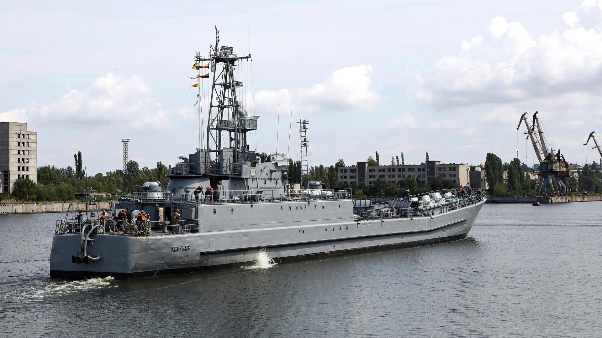 Das ukrainische Kriegsschiff "Juri Olefirenko" fährt in den Hafen von Mykolaiv ein. Das ukrainische Kriegsschiff "Juri Olefirenko" fährt in den Hafen von Mykolaiv ein.
