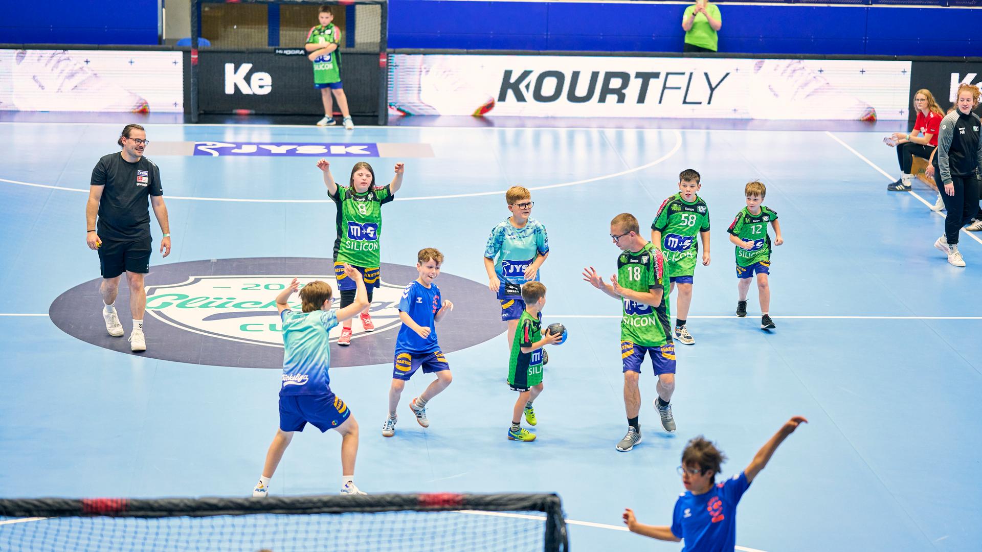 Das Foto zeigt ein Hand-Ball-Spiel beim "Glücks-Liga-Cup" Das Foto zeigt ein Hand-Ball-Spiel beim "Glücks-Liga-Cup"