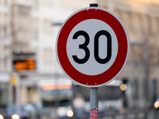 Ein Schild weist Autofahrer auf dem Ranstädter Steinweg in Leipzig auf Tempo 30 hin. 