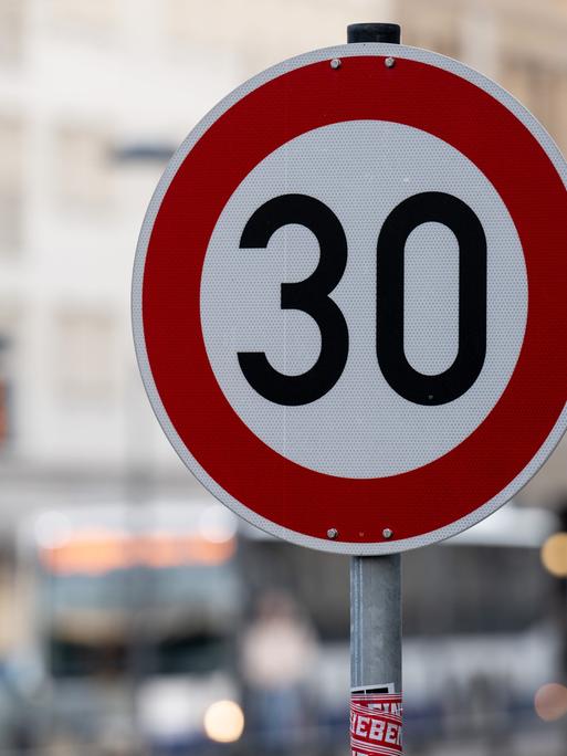 Ein Schild weist Autofahrer auf dem Ranstädter Steinweg in Leipzig auf Tempo 30 hin. 