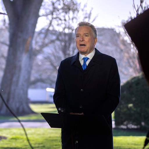 Steve Witkoff spricht vor dem Weißen Haus in einem Interview.