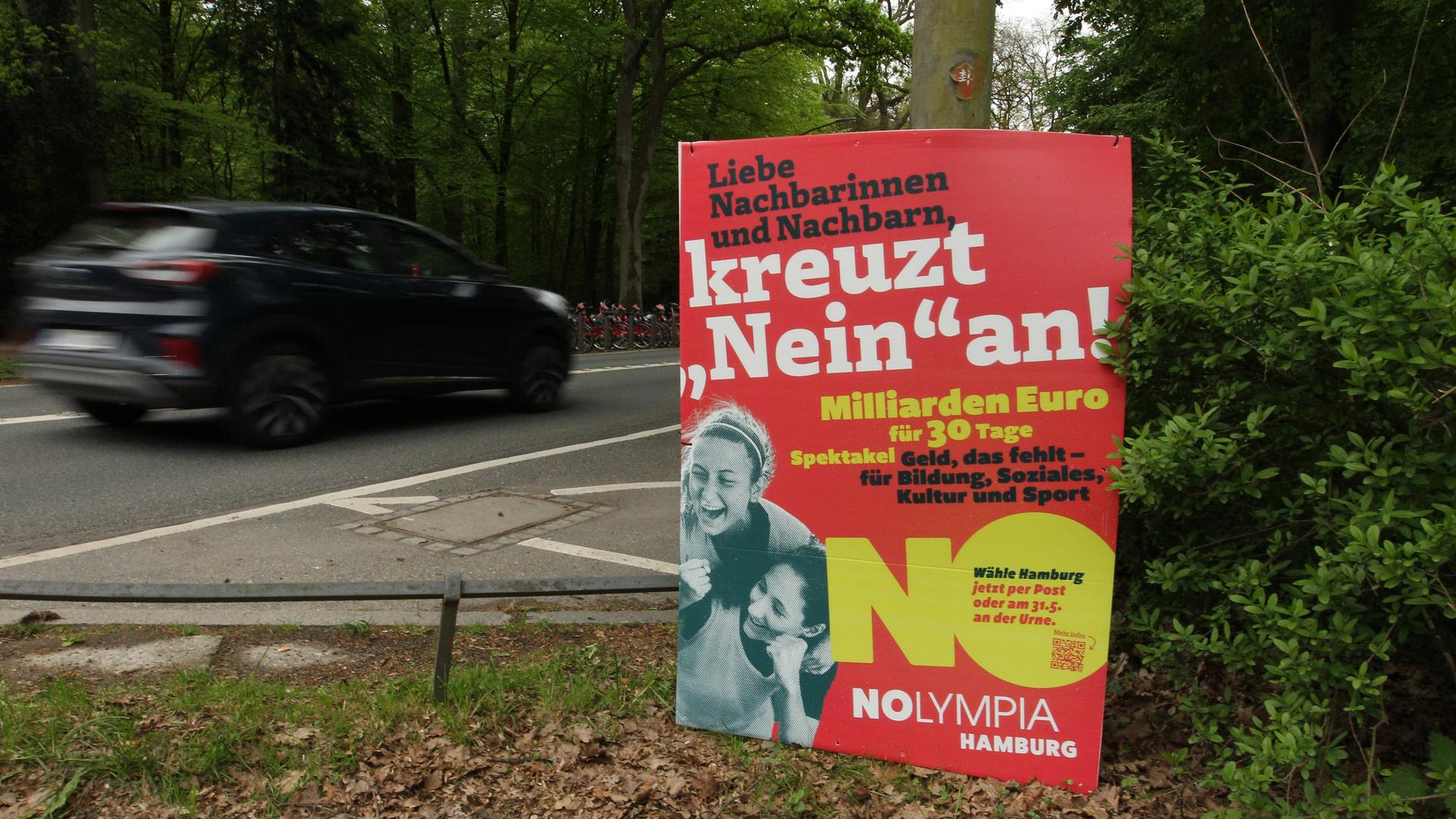 Ein Plakat vom Bündnis NOlympia Hamburg, das sich gegen eine Bewerbung der Hansestadt für die Austragung von Olympischen Spielen einsetzt, wurde an einem Laternenpfahl im Hamburger Stadtpark befestigt. Ein Plakat vom Bündnis NOlympia Hamburg, das sich gegen eine Bewerbung der Hansestadt für die Austragung von Olympischen Spielen einsetzt, wurde an einem Laternenpfahl im Hamburger Stadtpark befestigt.