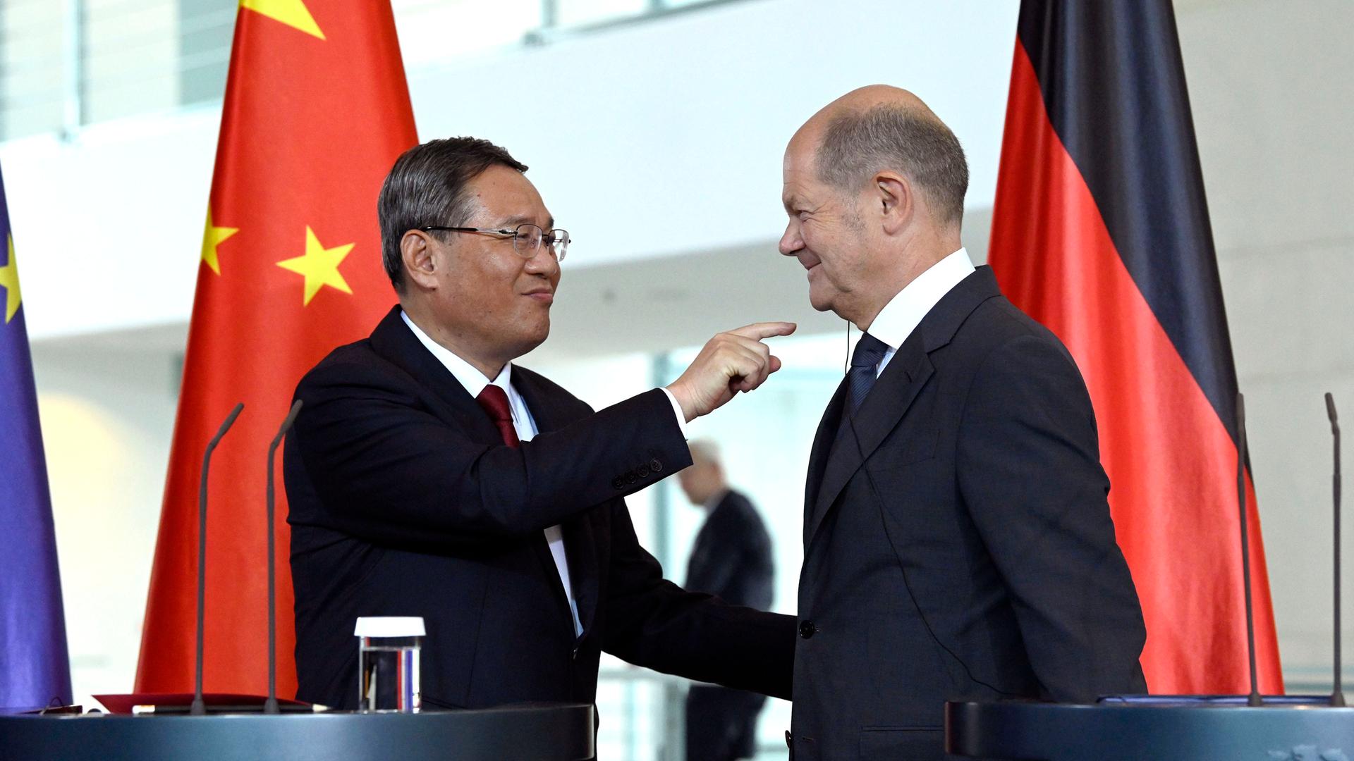 Der Minister-Präsident von China heißt Li Qiang. Auf dem Bild gibt er eine Presse-Konferenz mit Bundes-Kanzler Olaf Scholz. 