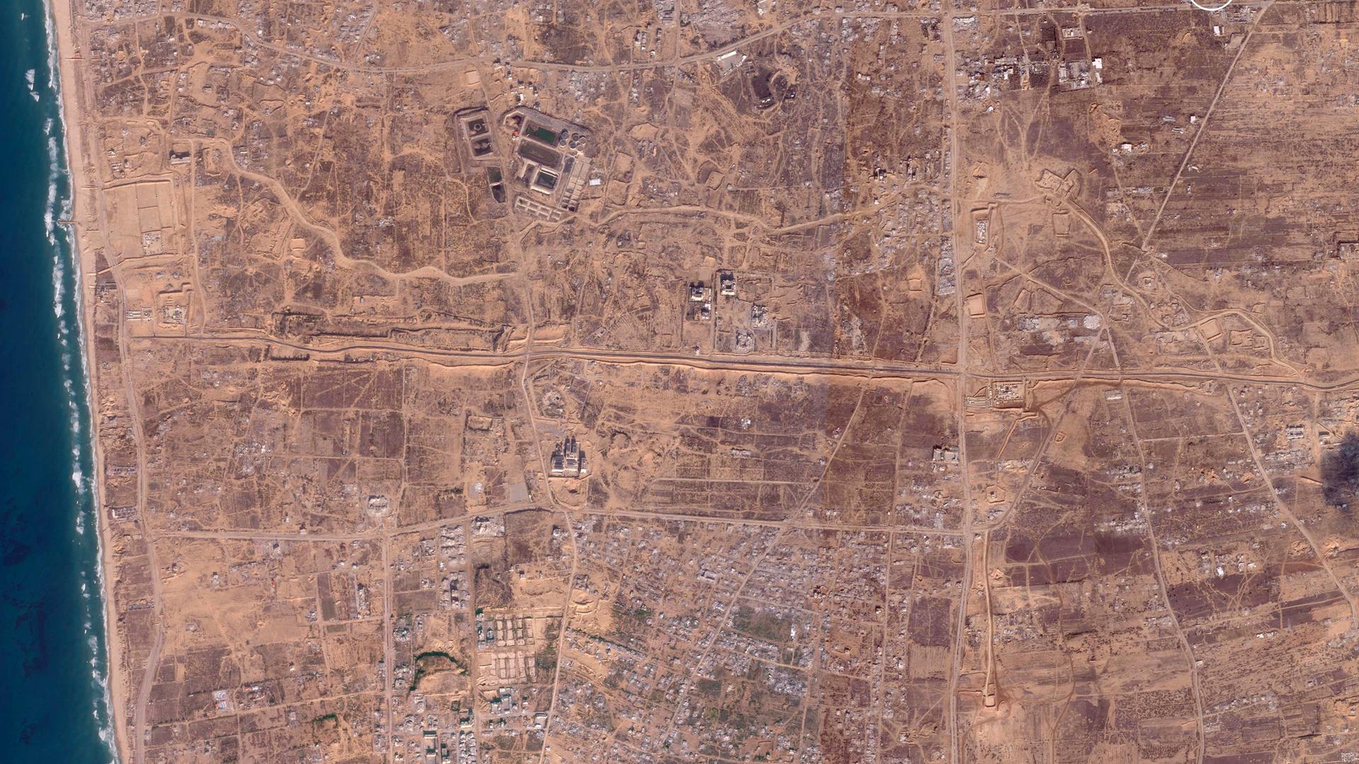 Das Satellitenbild von Januar 2025 von "Planet Labs PBC" zeigt den Gazastreifen und horizontal verlaufend den sogenannten "Netzarim-Korridor".