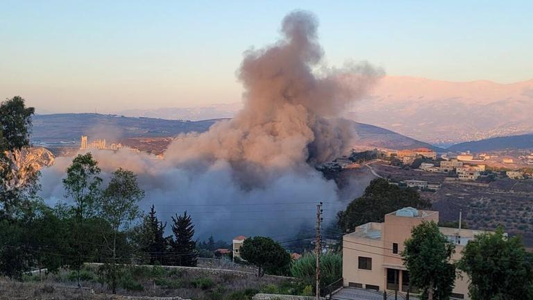 Rauch über der Stadt Dibbin im Süden des Libanon nach israelischen Angriffen auf Hisbollah-Ziele