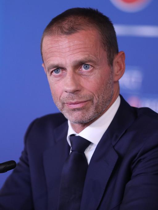 Eine Nahaufnahme von UEFA-Präsident Ceferin auf einer Pressekonferenz.