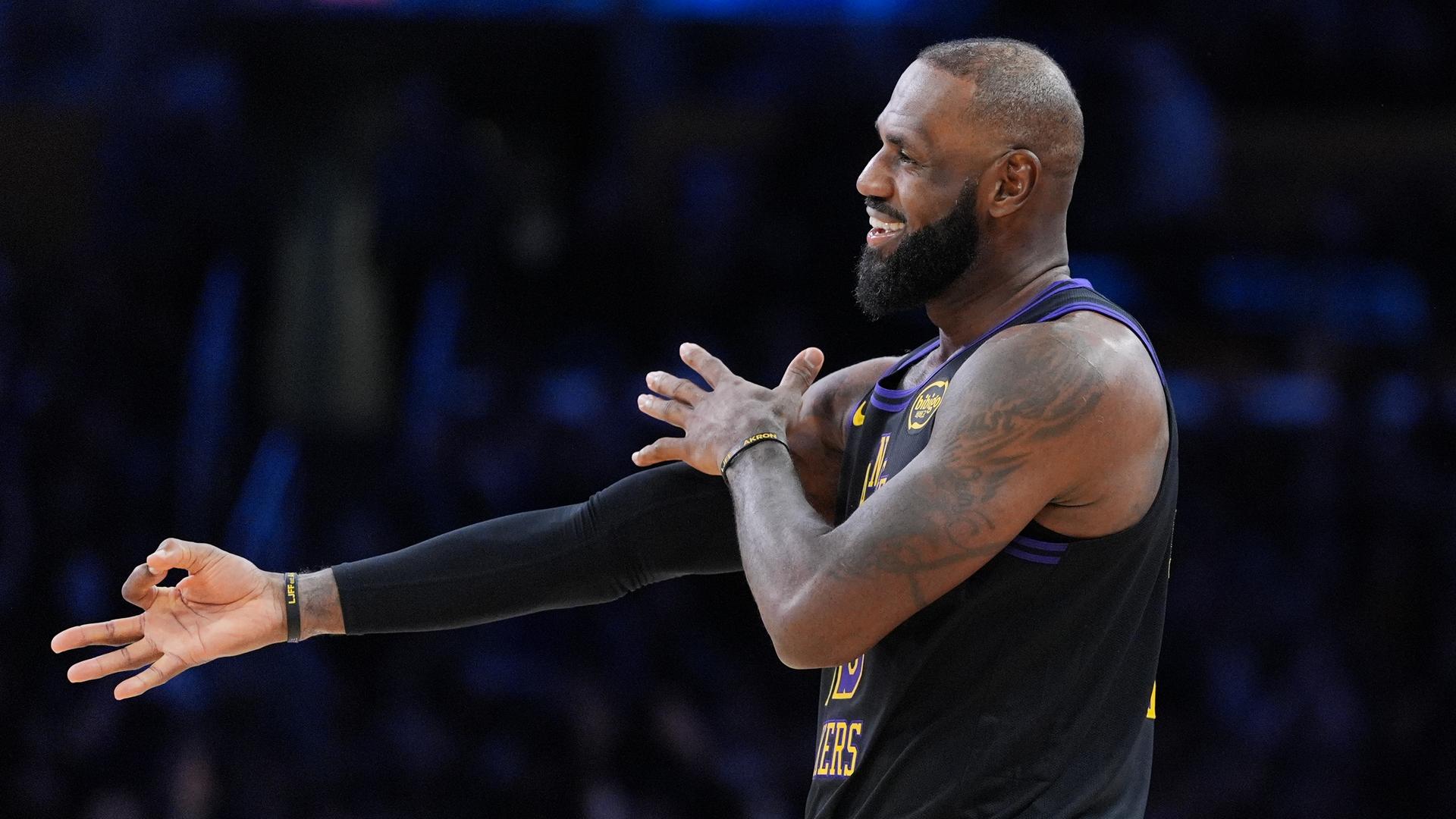 LeBron James von den LA Lakers im dunkelblauen Trikot.
