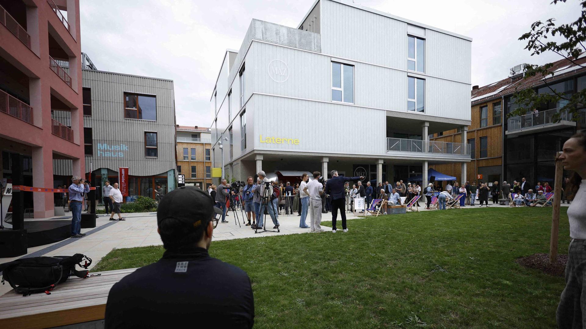 Das «Kreativ Quartier Potsdam» bei der Eröffnung. Der rund 25.000 Quadratmeter große Standort umfasst Büro-, Atelier- und Veranstaltungsflächen. Das «Kreativ Quartier Potsdam» bei der Eröffnung. Der rund 25.000 Quadratmeter große Standort umfasst Büro-, Atelier- und Veranstaltungsflächen.