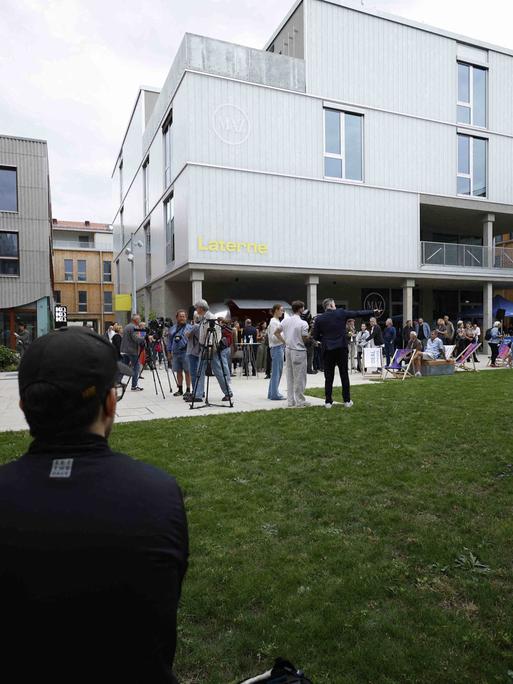Das «Kreativ Quartier Potsdam» bei der Eröffnung. Der rund 25.000 Quadratmeter große Standort umfasst Büro-, Atelier- und Veranstaltungsflächen. Das «Kreativ Quartier Potsdam» bei der Eröffnung. Der rund 25.000 Quadratmeter große Standort umfasst Büro-, Atelier- und Veranstaltungsflächen.