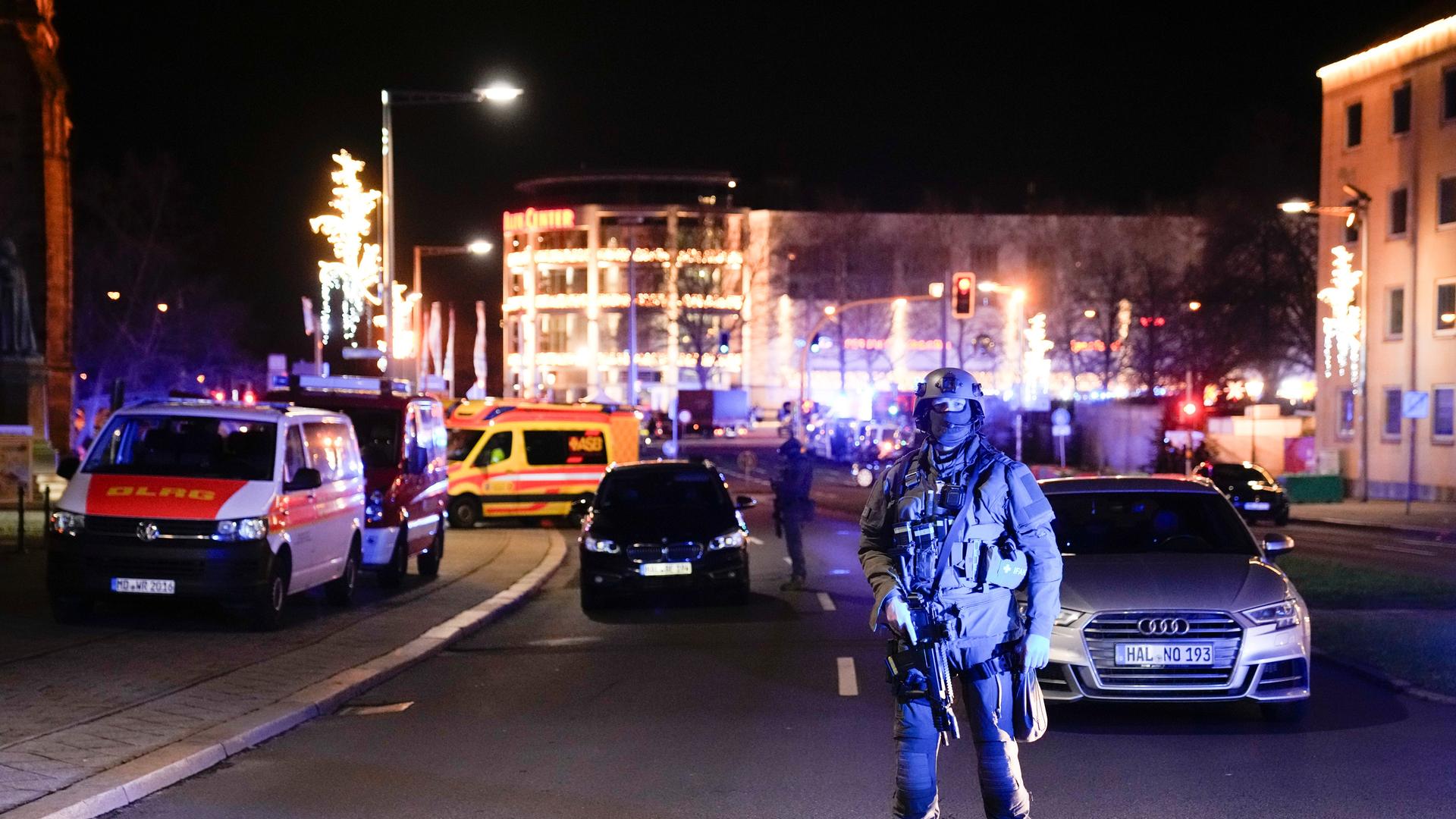 Ein Polizeibeamter steht vor dem Eingang des Magdeburger Weihnachtsmarkts